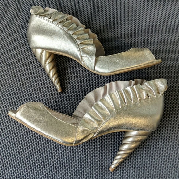 NFSDSC 0523 Jeffrey Campbell Ruffled Heels Size 10 - Picture 4 of 8